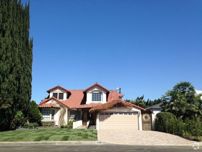 Building Photo - 12707 Califa St Rental