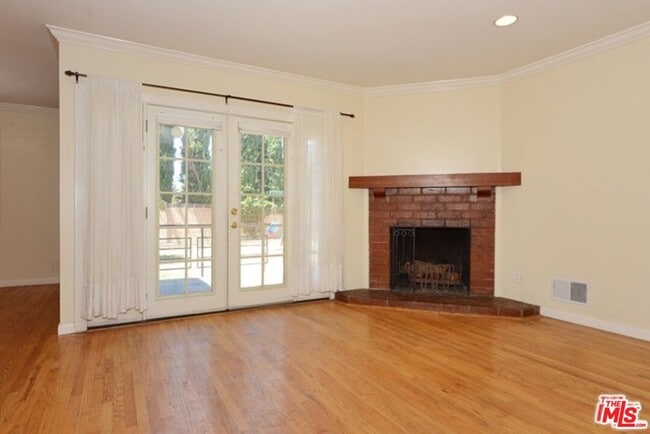 Photo - 5739 Simpson Ave