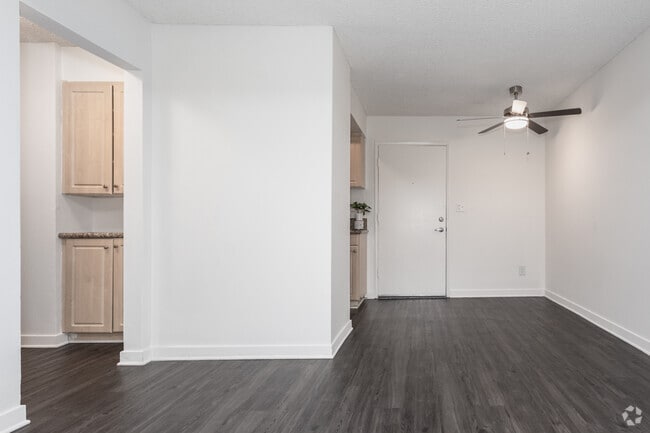 1BR, 1BA - 563SF - Dining Room - Piccadilly Square