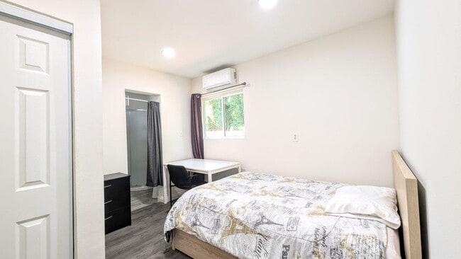 Building Photo - 1293 1/2 W 37th Dr