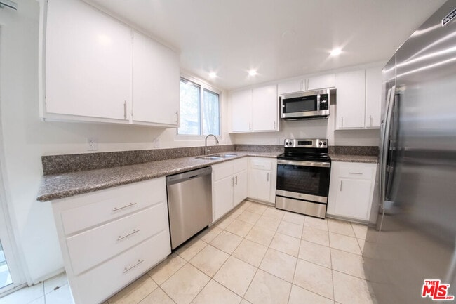 Building Photo - 7758 W 91st St Unit 2