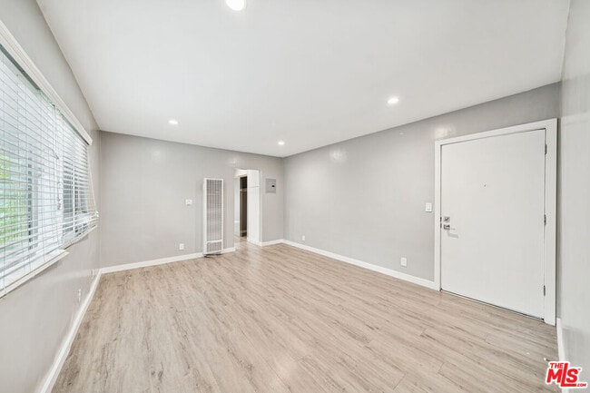 Building Photo - 252 S New Hampshire Ave Unit 4