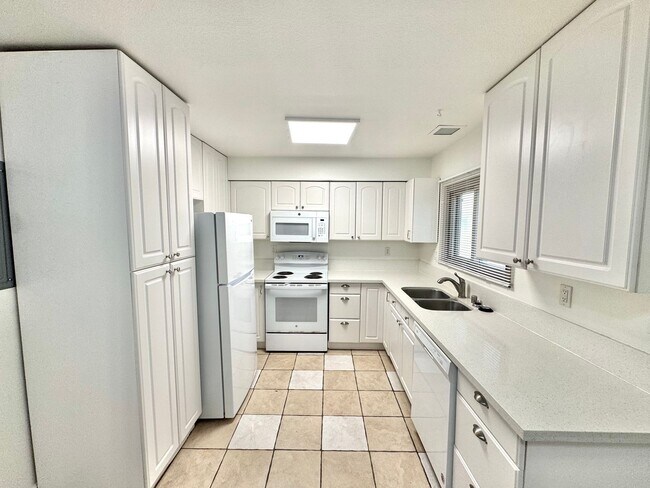 Photo - Beautiful 2bd/1.5ba Townhome in Pt. Loma Tennis Club! Pool, gym, jacuzzi, parking, views!