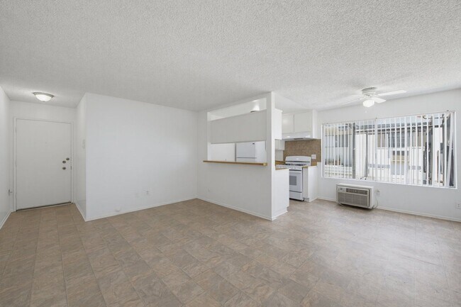Building Photo - 6907 Whitsett Ave Unit 113