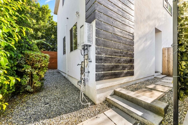 Photo - 5702 Vanalden Ave