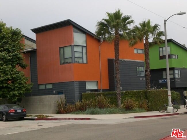 Building Photo - 800 Hampton Dr Unit H