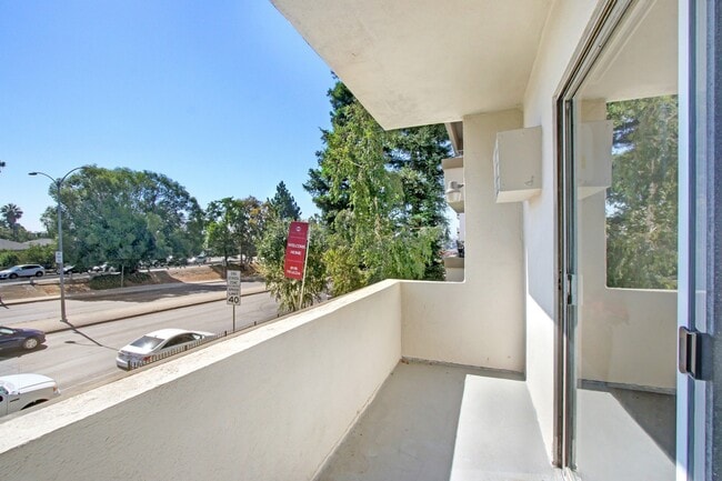 Photo - Sepulveda Manhattan Apartments