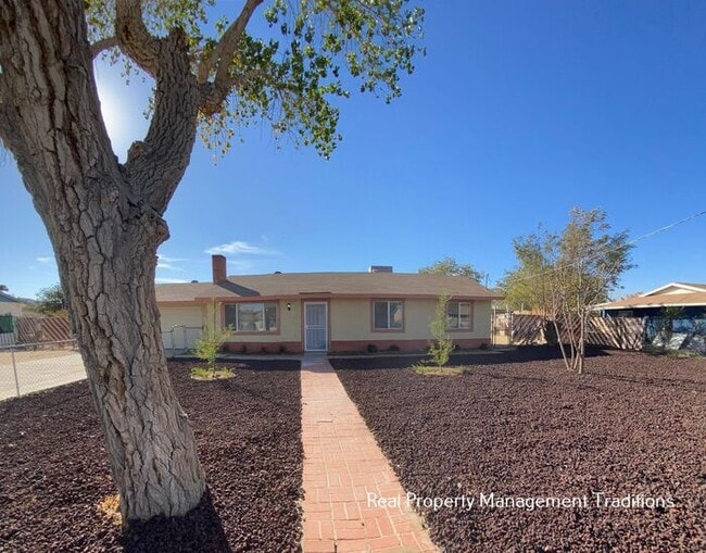 Building Photo - Lake Los Angeles 3 + 2 with HUGE yard!