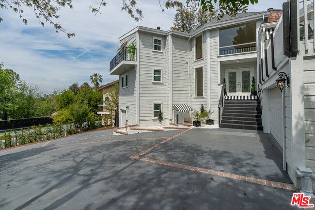 Building Photo - 19555 Oxnard St Rental