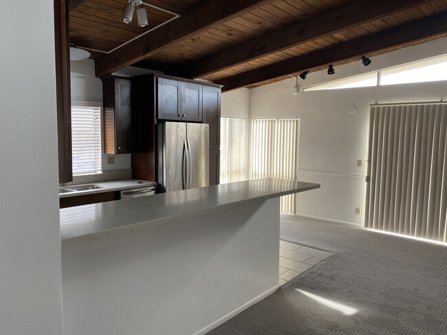 Building Photo - 2450 Beverley Ave Unit 6 Rental