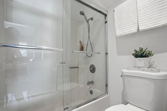 Building Photo - 757 Eastshore Terrace