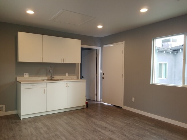 Living room/Kitchen - 11129 Archwood St House