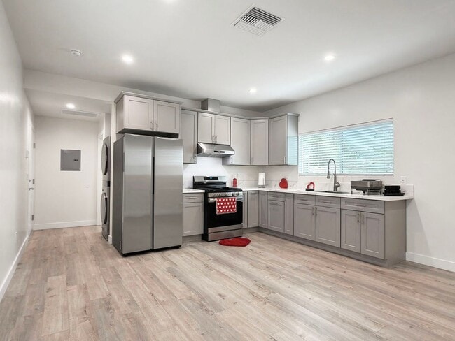 Building Photo - **5827 Eastbrook Ave Lakewood** Upstairs 1 bedroom 1 bath !! 2 weeks free OAC !!
