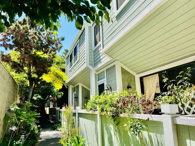 Building Photo - Gorgeous Venice Townhouse w/Upgrades Galore close to Beach+Canals w/Laundry+Garage+Pool