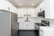 1BR, 1BA - 1,085SF - KITCHEN - Jewelry Trades Building
