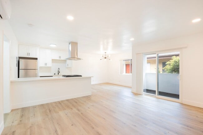 Building Photo - Recently Renovated 1 Bed / 1 Bath Apartmen... Unit 5