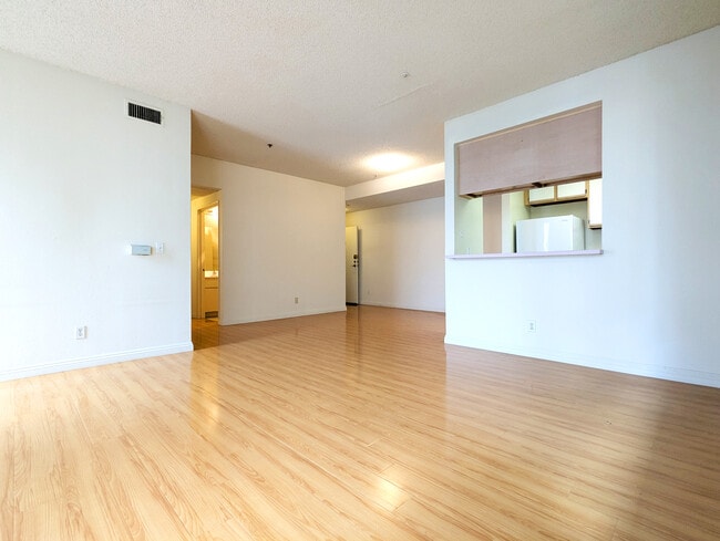 Photo - 553 S St Andrews Pl