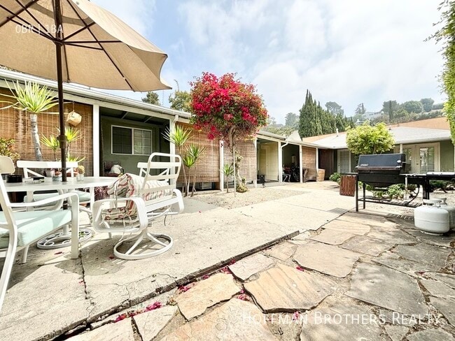 Building Photo - 2448 Beachwood Dr