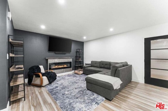 Photo - 40529 12th St W