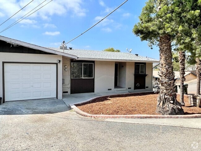 Building Photo - Remodeled Single Level Duplex! Rental