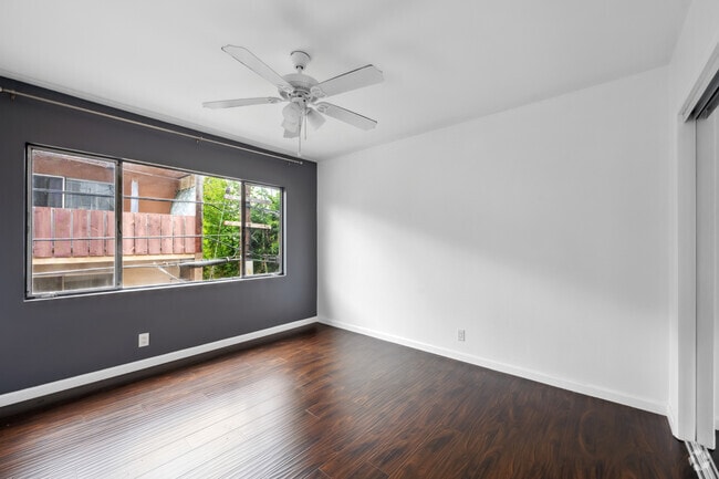 2BR, 2BA - 1000SF - 7550 Fountain Ave Apartments