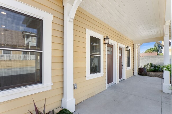Building Photo - Huge (1,500 square feet) 2 bed, 2.5 bath in Lincoln Heights with parking, in-unit laundry and pri... Unit 2817 Griffin Ave