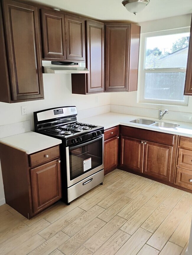 Building Photo - 18924-18934 Gault Street Unit 18924