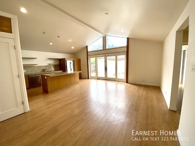 Building Photo - 2577 S Bundy Dr
