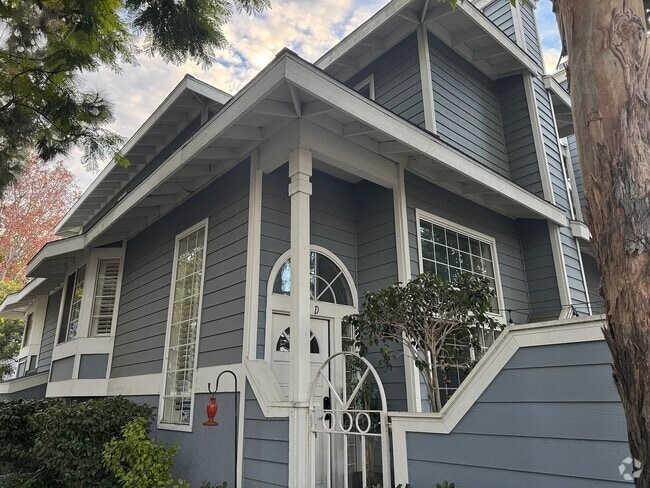 Building Photo - 8115 Surfline Dr Rental