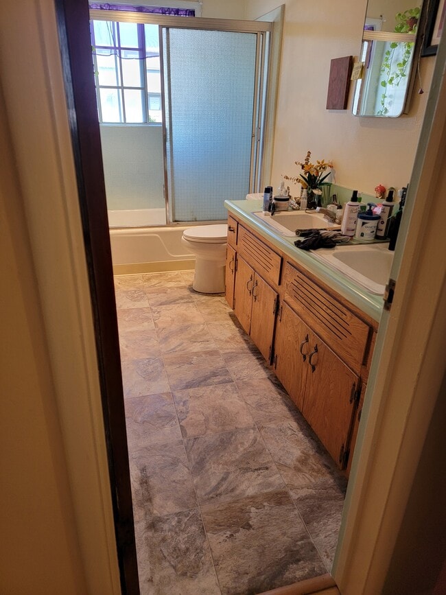 bathroom - 2239 N Frederic St Unit 2nd story Light n Bright