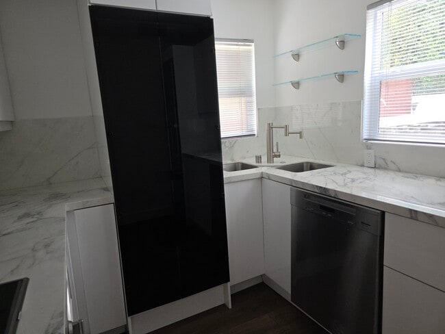 kitchen/ washer and dryer - 3005 Kelton Ave