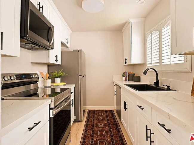 Photo - 8400 De Longpre Ave