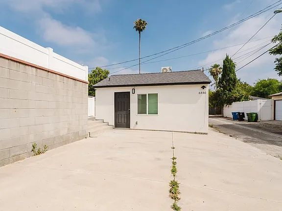 Photo - "Charming Reseda Retreat: Cozy 1-Bedroom with Stylish Granite Accents!"