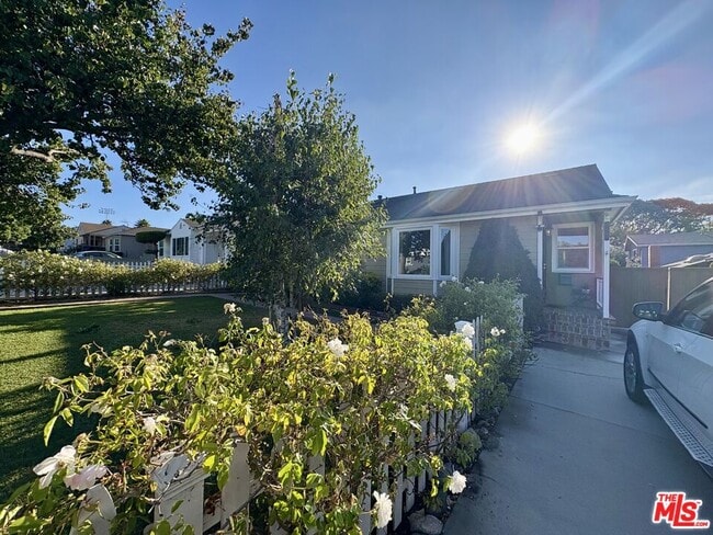 Building Photo - 2417 Andreo Ave