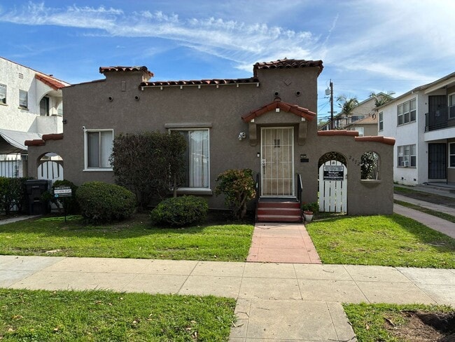 Building Photo - 2472 Chestnut Ave Unit 2474