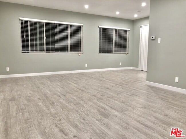 Building Photo - 815 S Sherbourne Dr Unit 3