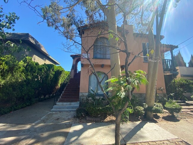 Building Photo - $1,695 - Charming Studio Apartment located... Unit 2124 1/2