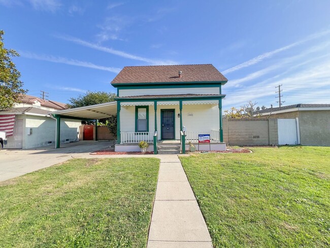 Building Photo - Los Alamitos 4 Bed 2 Bath House - 2 Car Gar - Wood Flooring - Huge Yard - Cute!!!