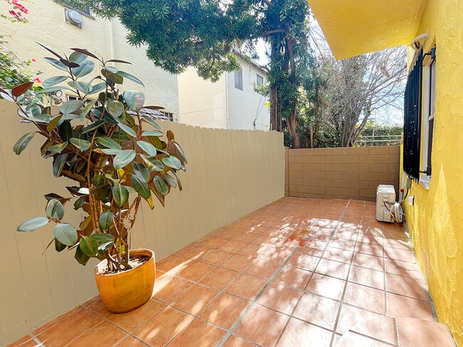 Private patio - 632 N Sycamore Ave Unit 10