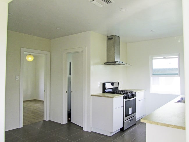 Kitchen - 1312 S Victoria Ave Unit 1312.5