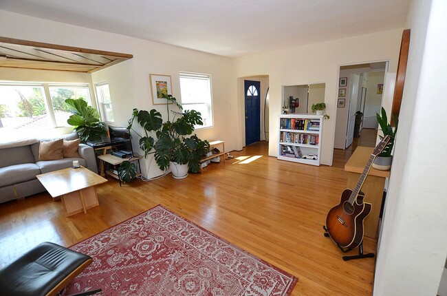 Photo - 2 Bedroom/1 Bath Unfurnished Back house 2nd floor