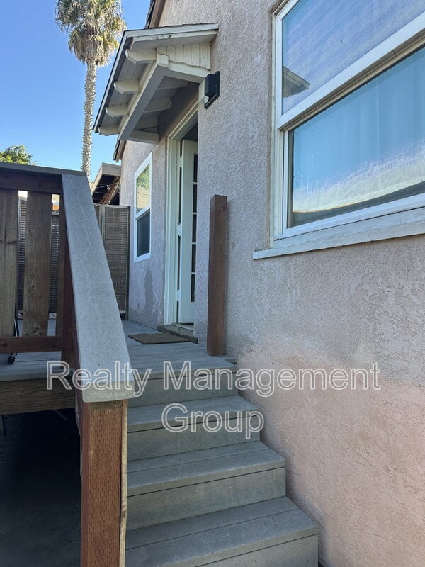 Building Photo - 2338 Berry St Unit B