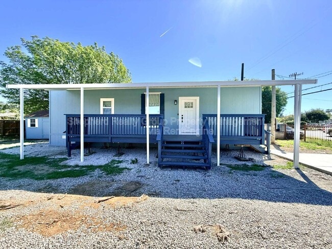 Building Photo - 15914 Dauchy Ave