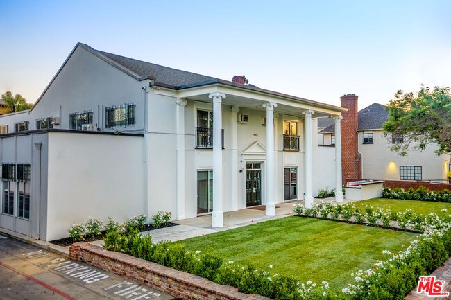 Photo - 920 W 28th St