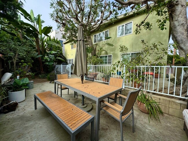 Steps from the famous Venice Boardwalk - Steps from the famous Venice Boardwalk Apartment Unit 127 Vista Pl 02 ACTIVE