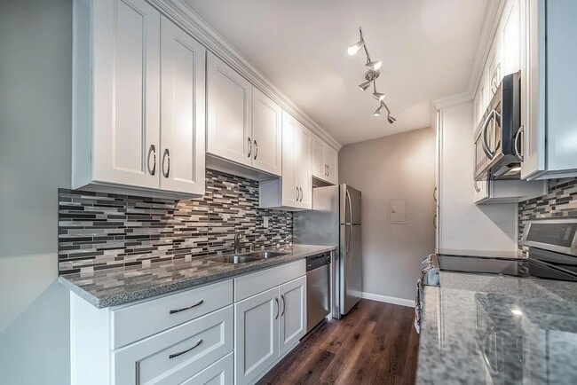 Building Photo - Beautiful Renovated 1 Bedroom Condo with Many Upgrades! Private Balcony! Pool on Site!