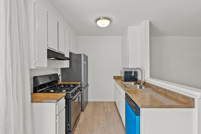 Photo - 21000 Parthenia St