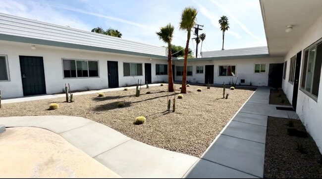 Building Photo - 700 N Riverside Dr Unit 7