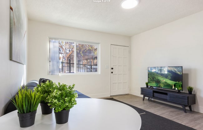 Downtown Modern Smart Home - Downtown Modern Smart Home Unit 1