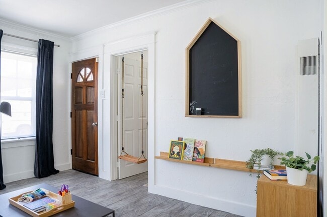 Photo - 2634 E 11th St